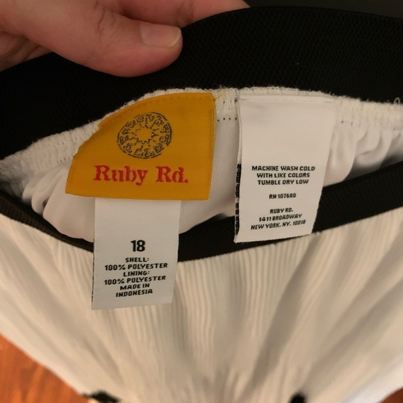 Black and White Pleated Color Block Skirt - Picture 2 of 5